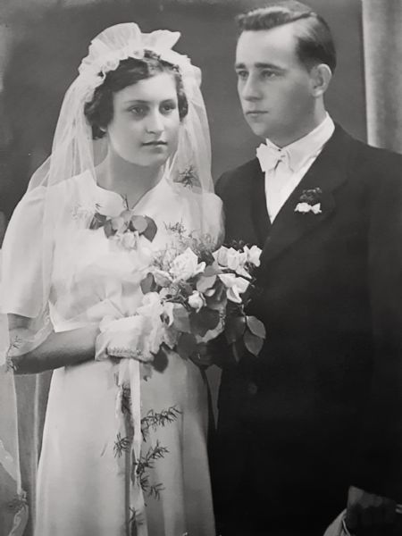415-StanAndToniHrycajczuk_Wedding_April22-1946.jpg